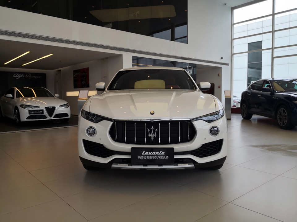 玛莎拉蒂suv2020款40万,45万玛莎拉蒂suvkubang 实拍2020款玛莎拉蒂levante内饰