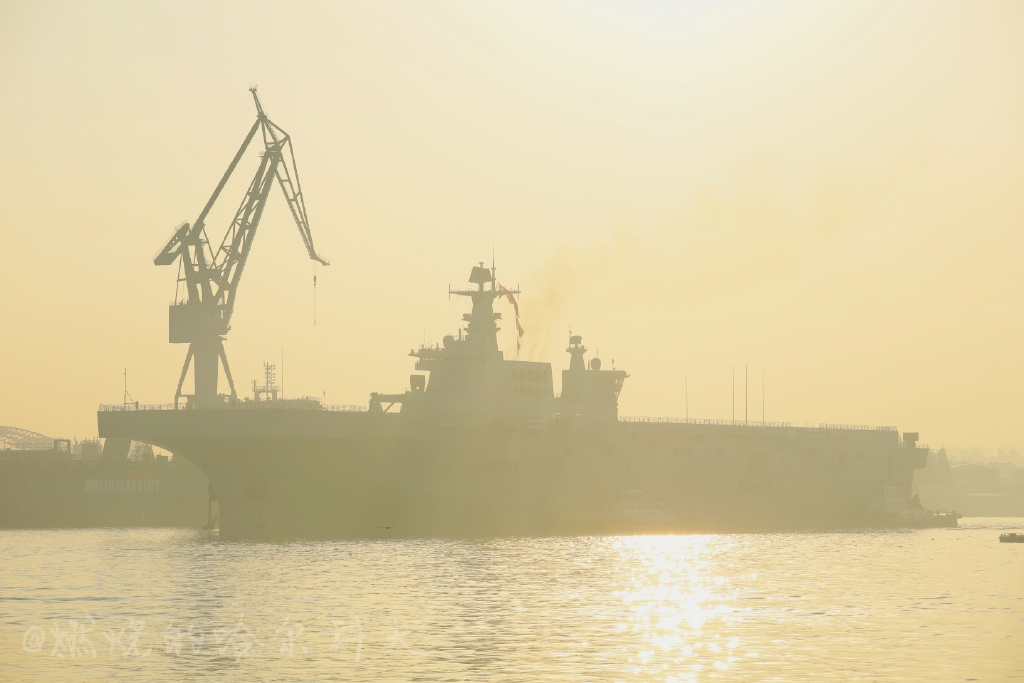 中国第二艘075两栖攻击舰首次试航(图)