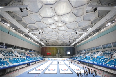 北京：水立方二次“变身” 冰壶场开放试运营