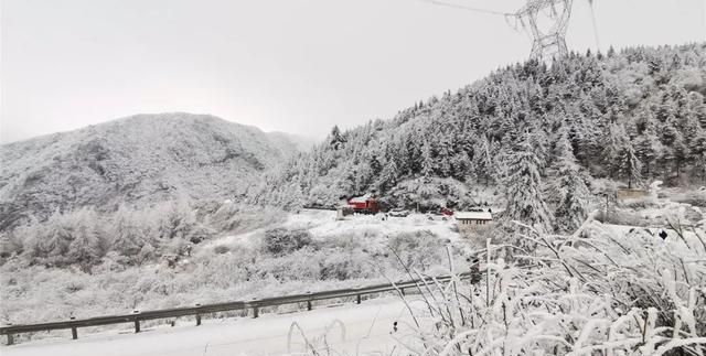 泥巴山解锁"雪景模式!游客直呼过瘾!