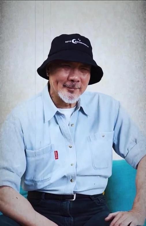 香港奸角徐少强罕见露面,可爱憨笑反差大,70岁仍身材魁梧