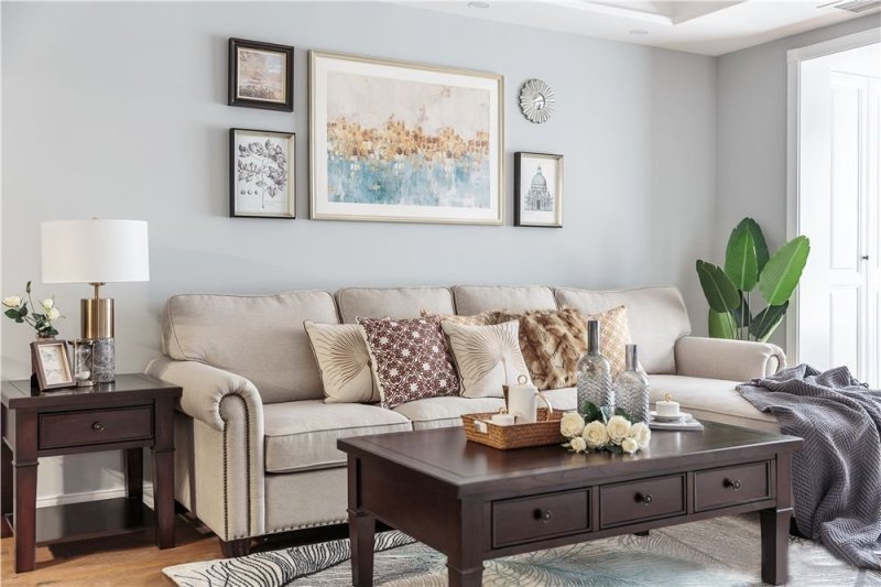 客厅色系搭配,很注重深浅结合,浅色布艺沙发,与深色茶几,边几结合