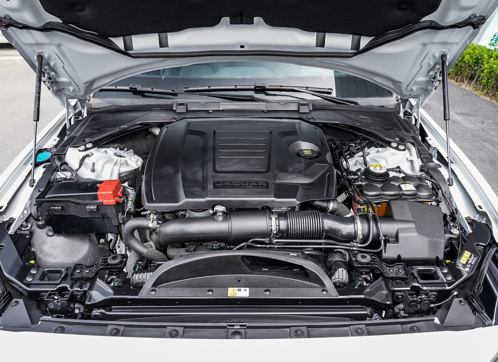 运动中型轿车,宝马3系和捷豹XEL怎么选,看价格还是看参数?