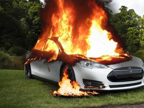 新能源大佬也自燃？拆开自燃特斯拉，7千多节5号电池映入眼帘