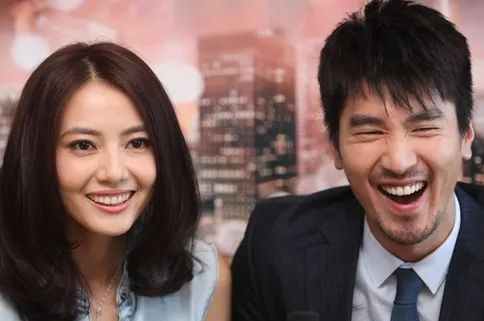 41岁高圆圆淡妆出镜，皮肤光滑气质温婉，比36岁赵又廷还年轻
