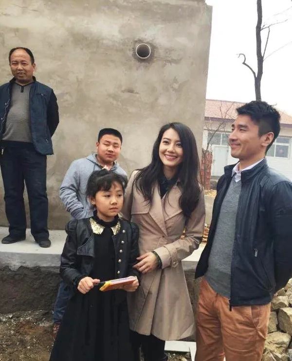 41岁高圆圆淡妆出镜，皮肤光滑气质温婉，比36岁赵又廷还年轻