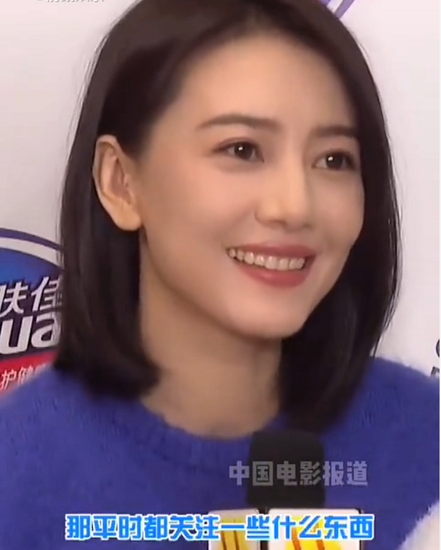 41岁高圆圆淡妆出镜，皮肤光滑气质温婉，比36岁赵又廷还年轻