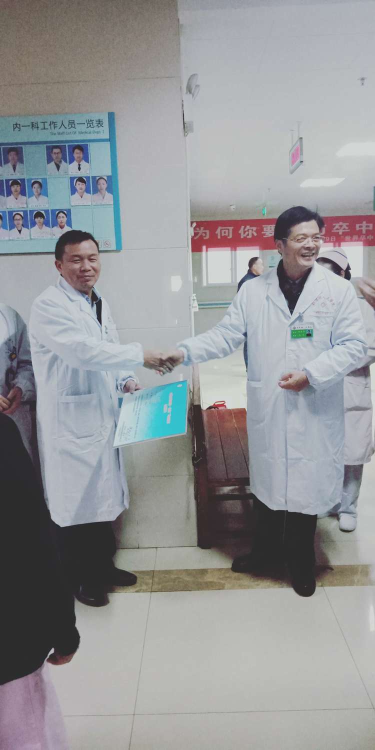 图中右侧为张银平。来源:彭泽县人民医院官方微信公众号