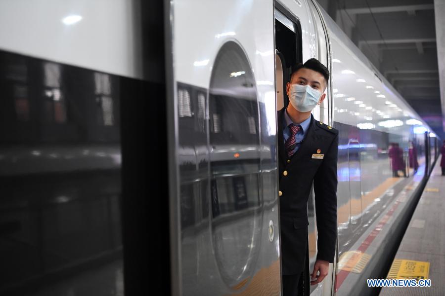 A staff member works on the Fuxing high-speed train G8608 bound for Chengdu East Railway Station in southwest China's Sichuan Province, at Shapingba Railway Station in southwest China's Chongqing on Dec. 24, 2020. On Thursday morning, with G8608 and G8607 trains respectively pulling out of Chongqing Shapingba Railway Station and Chengdu East Railway Station, the Fuxing CR400AF trains plying on the railway linking Chengdu, capital of Sichuan Province, and Chongqing Municipality were officially put into operation at a speed of 350 km/h, reducing the travel time to about one hour. Each day, 87.5 pairs of the trains are planned to run on the 299.8 km-long inter-city high-speed railway. (Xinhua/Tang Yi)