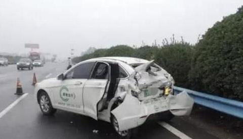 春节高速囧相：电动车没电等救援,蔚来充电车很忙