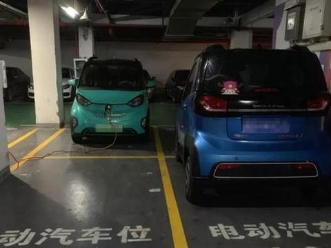 男子蹲在充电桩旁嗑瓜子,一脸无奈抱怨：当初就不该买新能源汽车