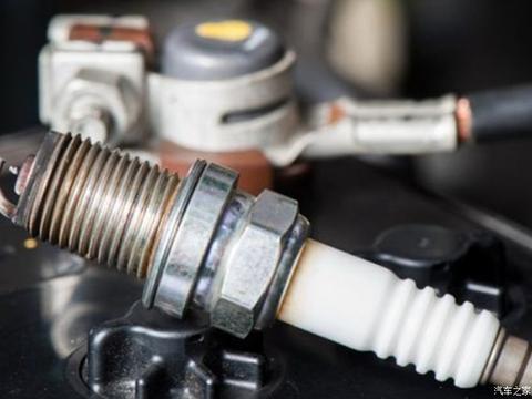 火花塞一换就是4个，必须换？维修工：你换1个试试