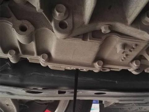 自动变速箱油多久换一次？更换前需要清洗一下吗？