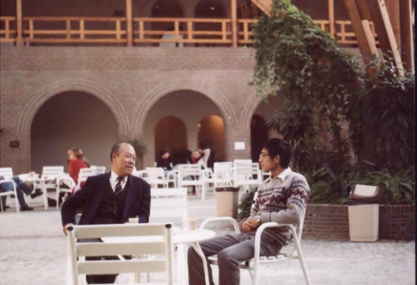“这张照片是在莱顿大学汉学院天井处拍的,左边是当时正好去访问的厦门大学韩振华先生,右边是我。”