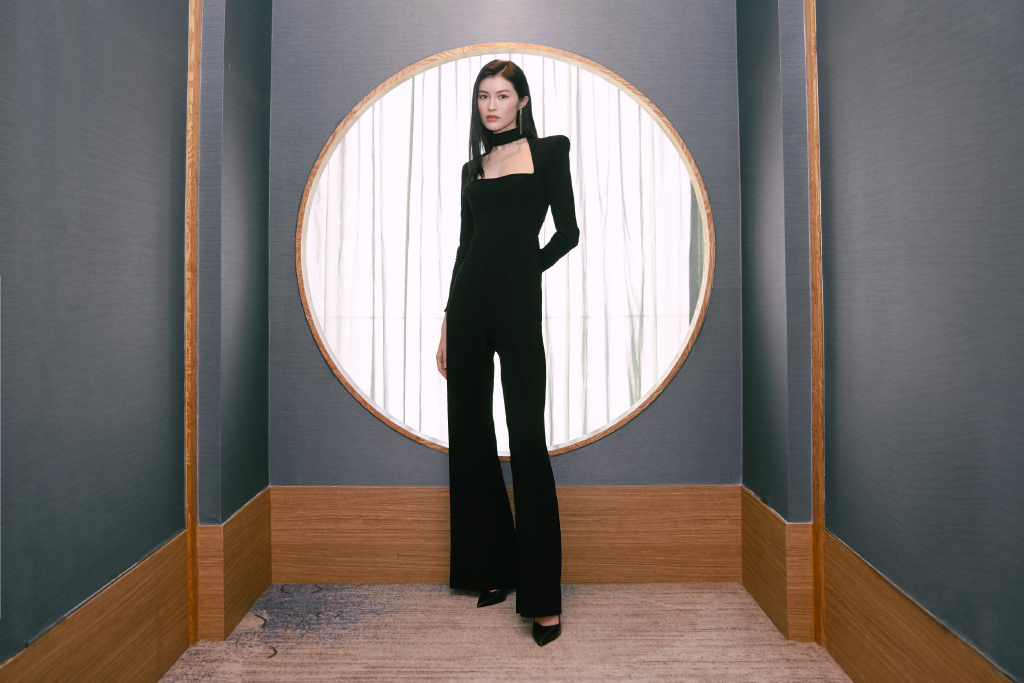 何仙姑驾到！穿黑色大衣配白色打底衫优雅大气，干净利落超有气场