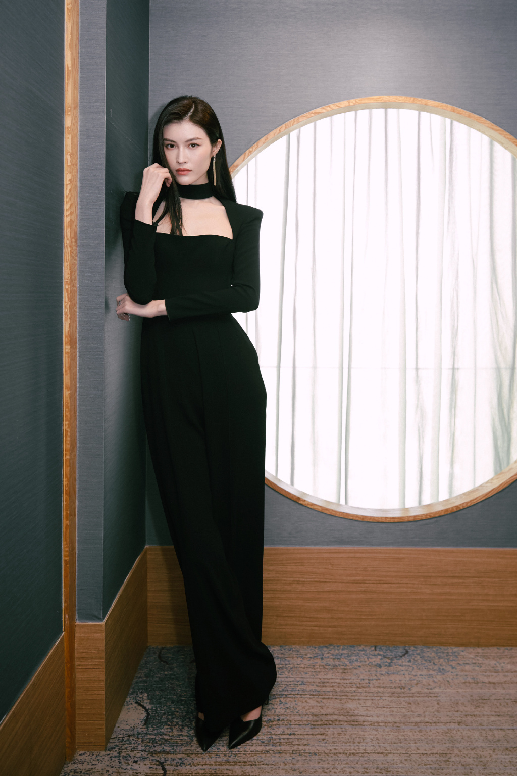 何仙姑驾到！穿黑色大衣配白色打底衫优雅大气，干净利落超有气场