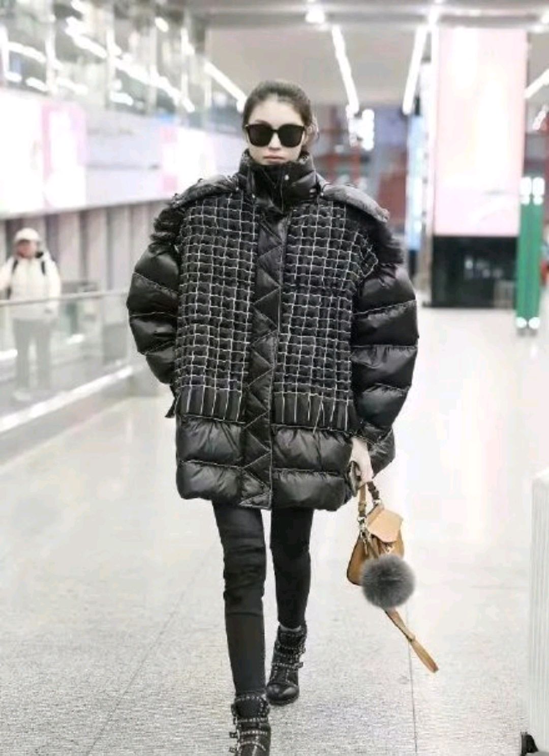 何仙姑驾到！穿黑色大衣配白色打底衫优雅大气，干净利落超有气场