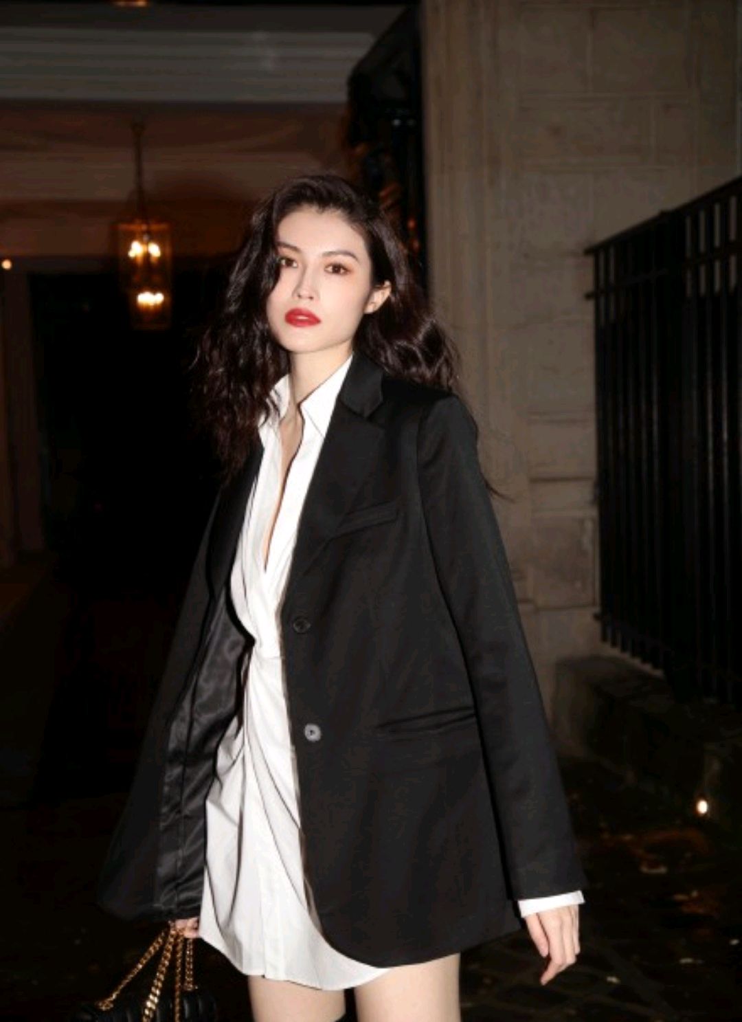 何仙姑驾到！穿黑色大衣配白色打底衫优雅大气，干净利落超有气场