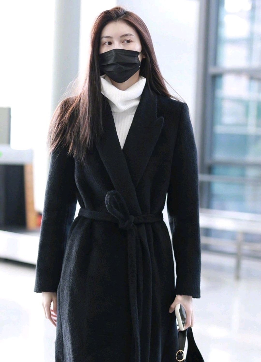 何仙姑驾到！穿黑色大衣配白色打底衫优雅大气，干净利落超有气场