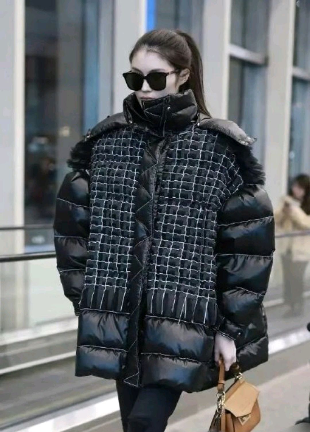 何仙姑驾到！穿黑色大衣配白色打底衫优雅大气，干净利落超有气场