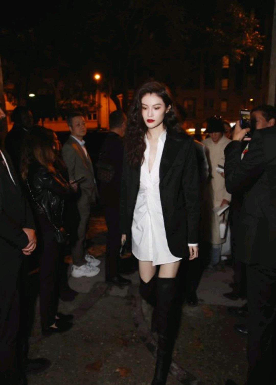 何仙姑驾到！穿黑色大衣配白色打底衫优雅大气，干净利落超有气场