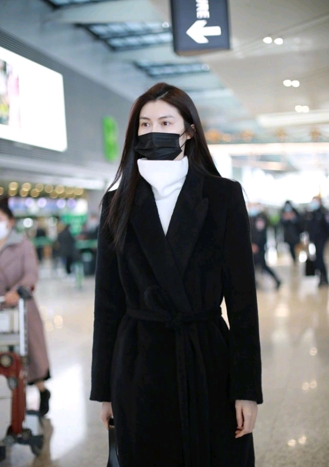 何仙姑驾到！穿黑色大衣配白色打底衫优雅大气，干净利落超有气场