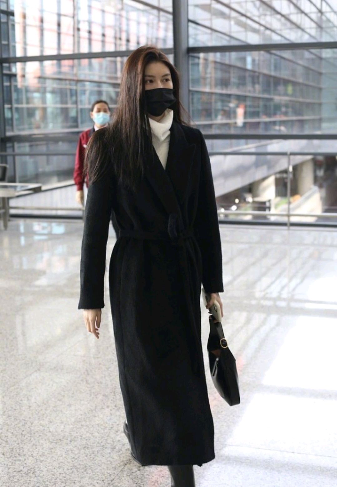 何仙姑驾到！穿黑色大衣配白色打底衫优雅大气，干净利落超有气场