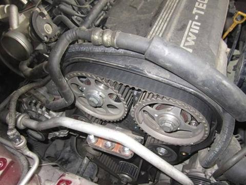 汽车正常行驶时，皮带断了还能开吗？会损坏其他部件吗？