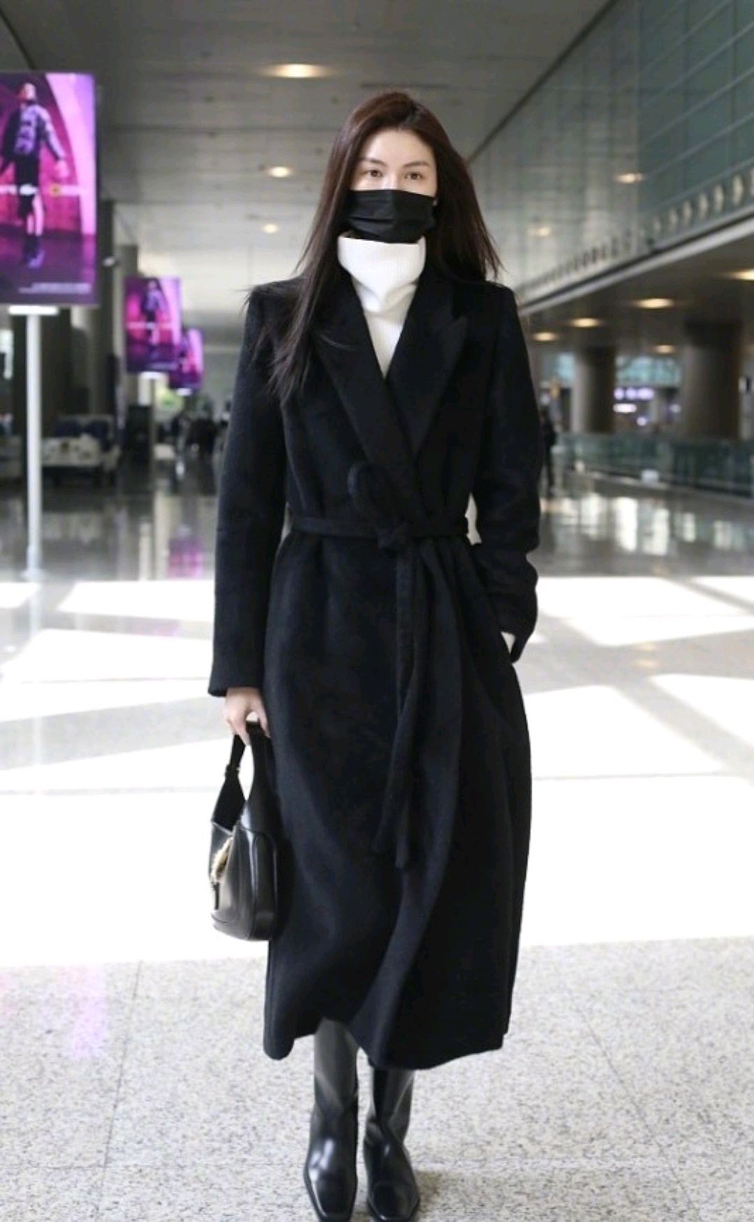 何仙姑驾到！穿黑色大衣配白色打底衫优雅大气，干净利落超有气场