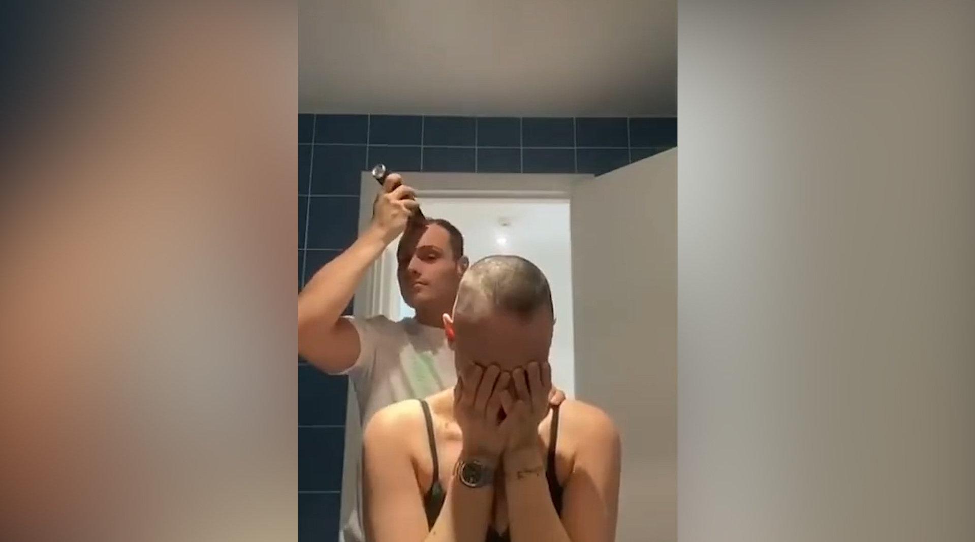 女子因病脱发 强忍不舍剃光头发 下一秒男友的举动让网友感动_新浪新闻