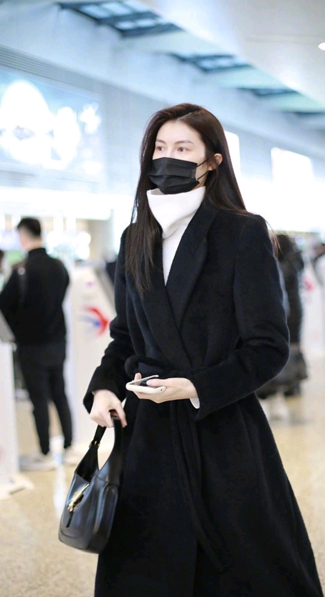 何仙姑驾到！穿黑色大衣配白色打底衫优雅大气，干净利落超有气场