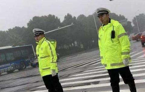 退休老交警：如果你不是土豪的话,车险只买这4种就可以了