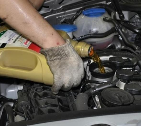 冬季汽车保养4部曲,“蓄电池”保持电量更安全!