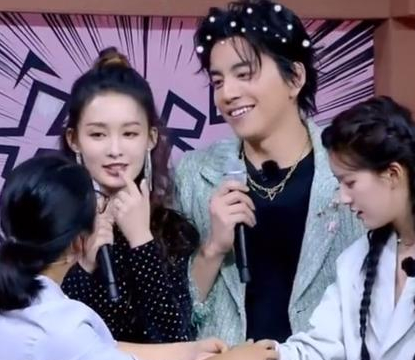 王大陆继拔火罐式热吻后,又强迫李沁露美背,李沁用妙招"报复"
