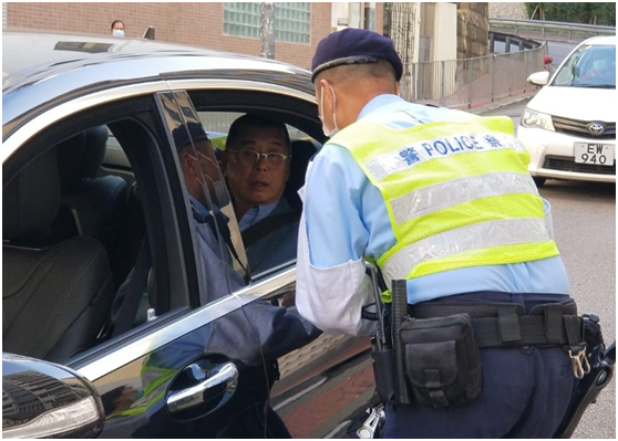 黎智英今再到警署报到,出门遇路障被港警截查