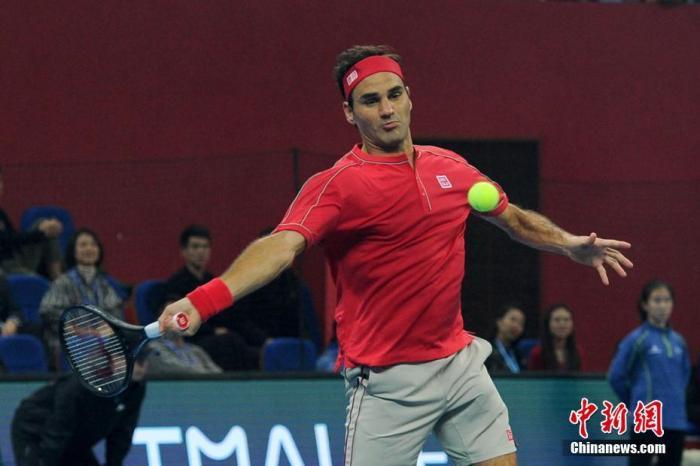 资料图：瑞士选手费德勒在比赛中回球。中新社记者 李晨韵 摄