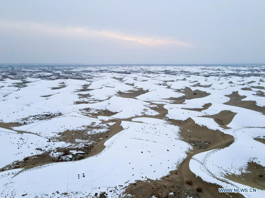 Aerial photo taken on Dec. 27, 2020 shows the snow-covered Taklimakan Desert in Yopurga County in Kashgar, northwest China's Xinjiang Uygur Autonomous Region. (Xinhua/Gao Han)