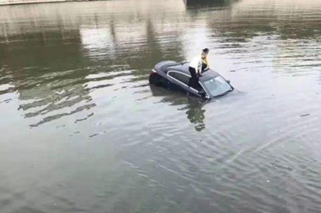 汽车天窗别当摆设了，它有这几个妙用，怎么保养它你也要知道