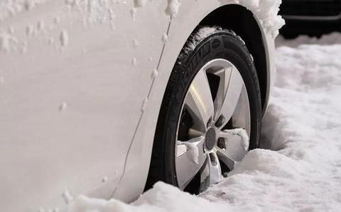 在雨雪天气开车出门时,这8个行车注意事项,最好都清楚