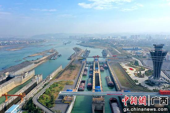 广西西江长洲枢纽船闸年过货量突破15亿吨