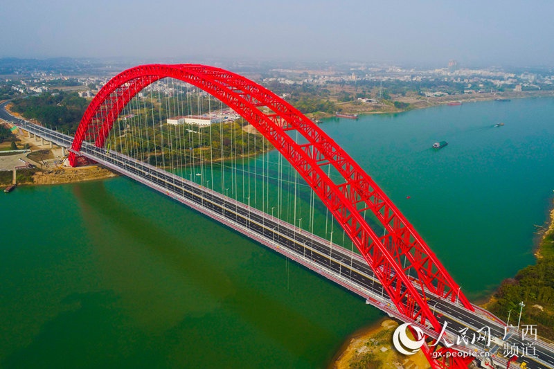 正文   平南三桥位于广西贵港市平南县西江大桥上游6km,是荔浦至玉林