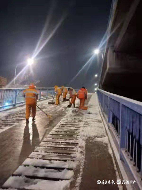 噴灑、干撒融雪劑680余噸!濟南城管全力保障雪后道路安全通暢