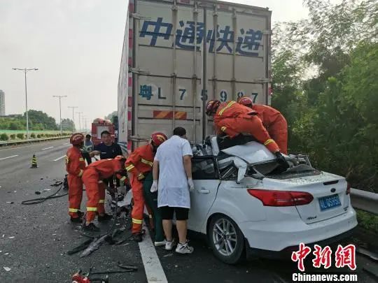 资料图：某交通事故救援现场 林泽贤 摄