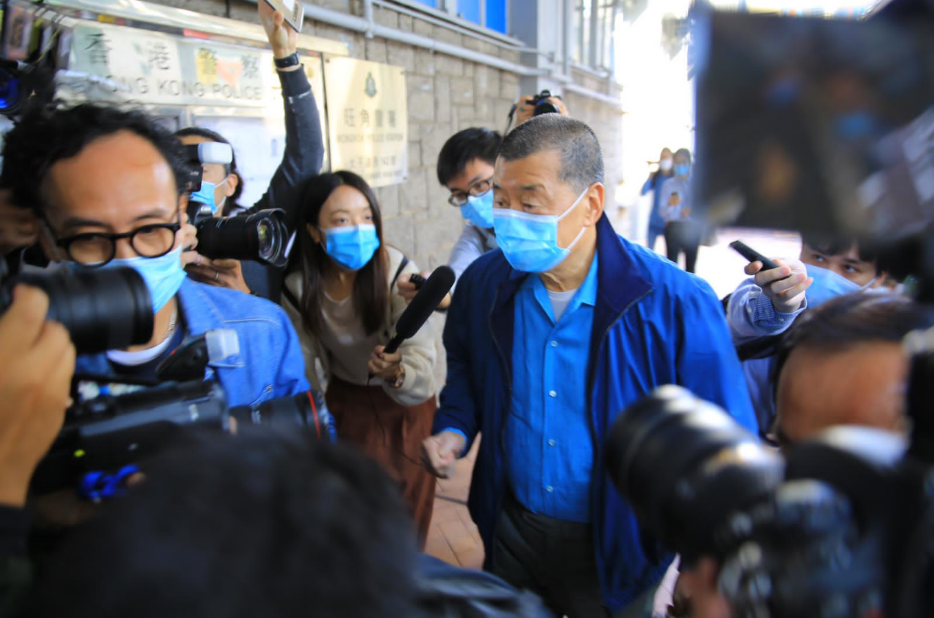 黎智英到警署报到 图自香港文汇网