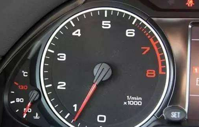 为什么凉车刚打着火尾气味特别大？是有积碳了吗？