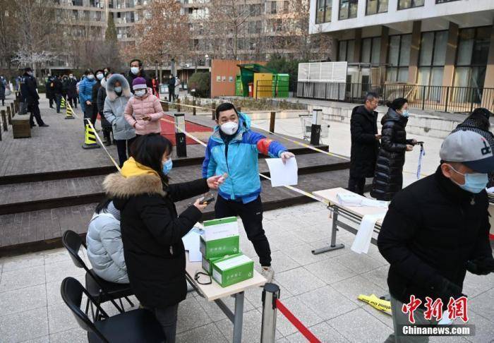 资料图:12月26日,根据新冠肺炎疫情防控要求,北京市朝阳区望京地区望京街道、东湖街道开展为期两天的社区全员核酸检测。 中新社记者 侯宇 摄