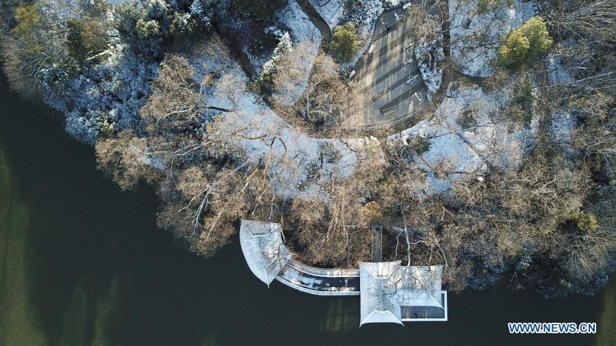 Aerial photo taken on Dec. 30, 2020 shows the snow view at Huancheng Park in Hefei, capital of east China's Anhui Province. (Xinhua/Zhang Duan)