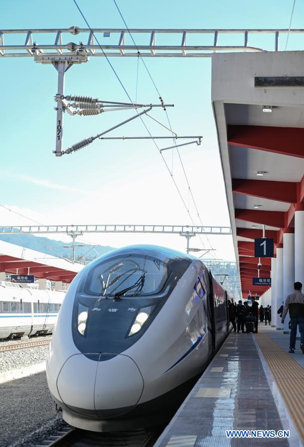 Passengers board a train to Kunming City at Lincang Railway Station, southwest China's Yunnan Province, Dec. 30, 2020. A new railway linking Lincang City with Dali City, both in southwest China's Yunnan Province, began operation on Wednesday. The 201-km railway with a designed speed of 160 km per hour is the first railway in Lincang city. (Xinhua/Wang Guansen)