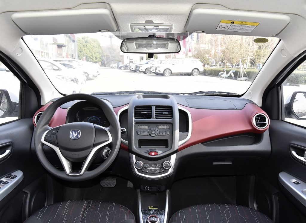 配图为长安奔奔EV内饰