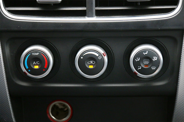 为什么汽车空调一会不出风一会出风？只有四档出风是怎么回事？